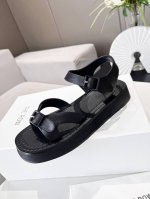 the Row 复古一字扣带凉鞋 利落又温柔的线条 上脚休闲日常搭配 将极简优雅诠释的非常完美 金属扣带装饰 可随意调节松紧 柔软挺阔的皮质 流畅舒适的包裹线条