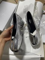 Maisonmargiela 马丁 马吉拉 分趾中跟单鞋. 面料采用爆裂金属牛皮 内里垫脚牛皮 颜色 金属银色 金属枪色 码数 35-40. 34 41 可以定