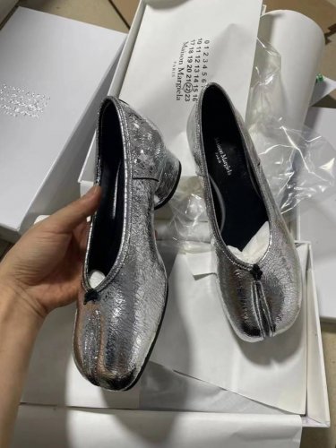 Maisonmargiela 马丁 马吉拉 分趾中跟单鞋. 面料采用爆裂金属牛皮 内里垫脚牛皮 颜色 金属银色 金属枪色 码数 35-40. 34 41 可以定