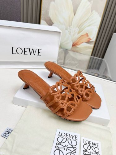 出厂 Loewe 罗意威 2025 Ss夏季限定镂空拖鞋 是一个非常全面之尊贵时尚品牌 强烈推荐给各小仙女 1面料: 进口牛皮 2内里 进口意制小羊皮 超级柔软