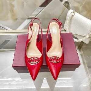 橙子出厂价p valentino 华伦天奴 小V扣尖头细跟 高跟凉鞋 v家这次出的小V扣系列可以说是非常火爆了 抛弃了一贯的铆钉元素 化繁为简 更加精致 材质