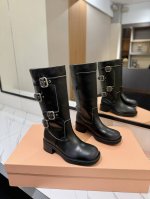 Miu Miu 2024 走秀款 马丁骑士靴 秋冬最美战靴鞋头大大翘翘是精髓。 妥妥断货节奏每一双都是独一无二不对寸的拉丝做旧复古效果 ，酷飒酷飒的延续了爆款