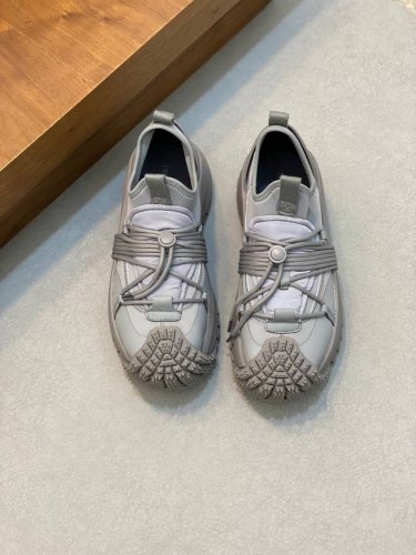 Armani* 顶级P: 码数：39-44 38.45定做 Arman* 阿玛尼。新品奢潮运动鞋，动感外观，简约造型、头层小牛皮拼接透气网面材质打造，透气舒适，