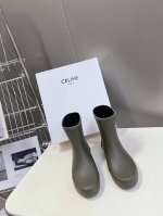 Celine 思琳秋冬新款 雨靴 趁着订单陆续开始出货 安排给大家！现在简直太抢手了，官网抢飞起来了 时尚果真是个圈～～兜兜转转又回来了，小时候我们打死都不穿的