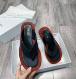 the Row 厚底人字拖居家休闲夹趾网红同款沙滩平底百搭凉鞋 春夏值得入手的简约单品 简单的风格却自带高级气场的拖鞋 日常度假都是必不可少 随便搭配一下都可以