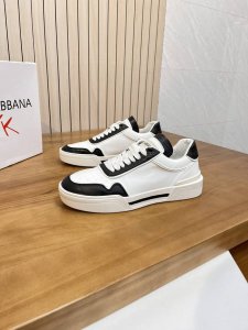 售 价: 商品商标：Dg 杜嘉班纳 低帮情侣款休闲鞋 正码码数: 35-44 可订做45.46 商品材料：鞋面进口牛皮，羊皮内里，原版大底。