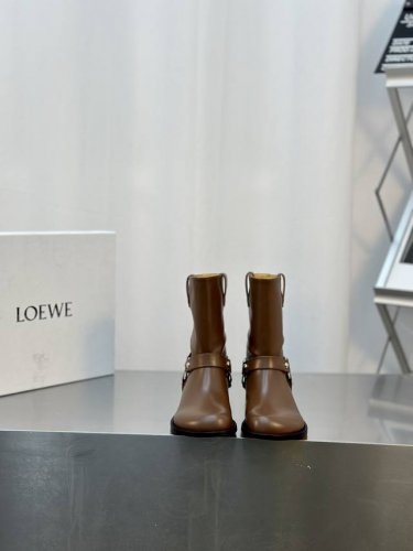 LOEWE 罗意威 24ss 秋冬新款 平底 短靴 简约大气时髦 耐看不过时 是时尚圈永不退潮的经典所在 复古的英伦风格 让你穿出不一样的气质.对版原版楦头 专