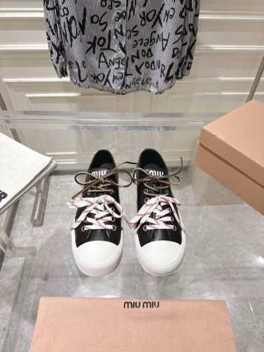 出 Miumiu*繆繆Miu家2025系带帆布鞋德训鞋休闲鞋这款系带休闲运动鞋妥妥的美式休闲风格~日常穿着必选 上脚超级好看舒适经典百搭的绝绝子单品 面料:刺绣