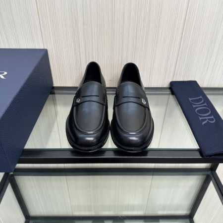 granville 乐福鞋。采用黑色光滑牛皮革制作，鞋跟处镌刻以品牌标志。 Size 39-40-41-42-43-44 - 点击图像关闭