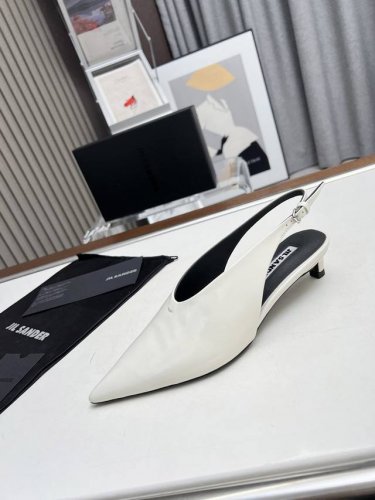 高品质出品 Jilsande* 春夏新款小高跟尖头鞋 这款真的太漂亮了，简单又不失时髦的设计小高跟上脚舒适不累脚，轻松拿捏法式的优雅和松弛感时髦精们真的不能没有