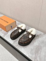 LV路易威登最新款秋冬新款纯羊毛拖厚底增高外穿羊毛拖 半包羊毛拖后跟附带固定扣小个子必入款 增高显瘦 精致高级 慵懒又不乏高级感，毛茸茸的太可爱了！鞋面、内里、