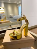 价格p： 吉安维托 罗西 Gianvito Rossi 吉安维托 罗西 Gianvito Rossi 秉承了其传统意大利工艺，专注精巧细节，打造优雅女人味，每一