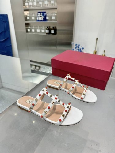工厂P皮底 橡胶底 华伦天奴新款新品 经典 小铆钉五金配件工艺衬托出满满的高级感，新一季不负期待！ 值得入手★绝对的上档次原版1：I制作， 经典独特优雅风格 创