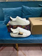 本款 Time Out 运动鞋取材光滑牛皮革，以金属质感皮革勾勒鞋后。Monogram 花卉、Lv 铭纹心形装饰和路易威登标识依次点缀鞋面，搭配加厚外底，为经典