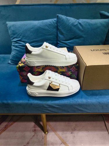 本款 Time Out 运动鞋取材光滑牛皮革，以金属质感皮革勾勒鞋后。Monogram 花卉、Lv 铭纹心形装饰和路易威登标识依次点缀鞋面，搭配加厚外底，为经典