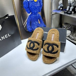 橙子出厂价 CHANEL 香奈儿 秋冬新款 双C毛毛拖鞋 秋冬宝藏时髦单品 定制加厚双层高密毛毛 纯手工缝合 穿上她可爱温暖大牌感面面俱到 经典中的经典 材质：