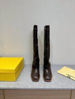 FENDI 芬迪 24ss秋冬新款 木纹粗跟 裤筒靴 长靴 芬迪木纹粗跟设计灵感改创于今年秀场的主推系列鞋履。 近两年最流行的方头元素，靴子的裤筒工艺 木纹喷涂