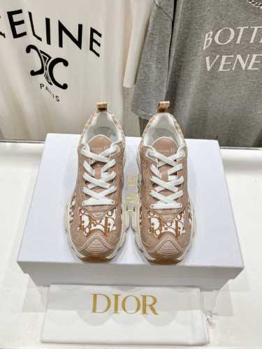 市场高版本 Dior*迪奥D家 Vibe运动鞋是Ss25新款发布秀标志性款式，融入D家高定精神诠释经典跑鞋！原版开发市场顶级版本 透明胶片与网眼织物和金银色皮革