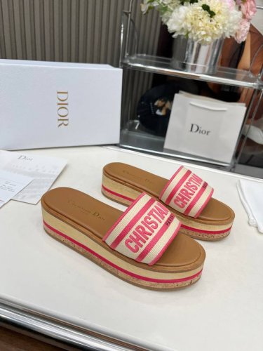 出厂 dior 迪奥新款 字母刺绣厚底拖鞋 休闲凉拖 一字拖 圆头增高木底一字凉拖刺绣字母Logo厚底拖鞋 高度适中超美 上脚不仅舒适还很惊艳 码数 34-42