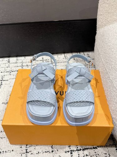 louis Vuitton 25 夏季新款 Maya系列 冲孔 方头搭扣 一字带凉鞋 本款 Maya Flatform 凉鞋选用光滑牛皮革，牛仔布 令宽幅鞋带穿