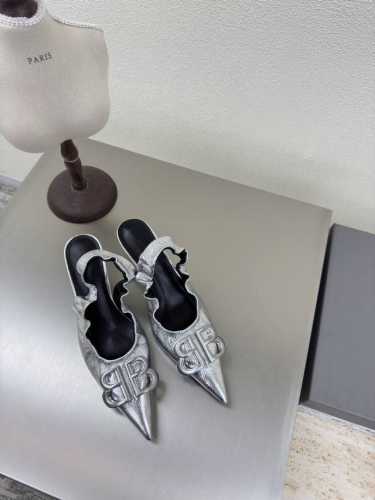 经典双 B 后空尖头 Balenciaga 巴黎世家 Stomper Derby 银色 这双鞋简直是今年潮流圈的黑马，夸张的尖头设计，让人一眼就爱上！ 第一眼看
