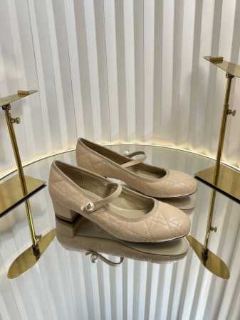 迪奥 Dior 2025春夏高定系列新款 Ballet 标志性电绣藤格纹低跟芭蕾舞女鞋 CD字母logo珍珠扣粗跟蝴蝶结凉鞋材质：进口金属羊皮 环保藤格纹粗花呢 - 点击图像关闭