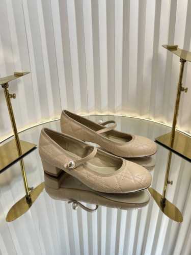 迪奥 Dior 2025春夏高定系列新款 Ballet 标志性电绣藤格纹低跟芭蕾舞女鞋 CD字母logo珍珠扣粗跟蝴蝶结凉鞋材质：进口金属羊皮 环保藤格纹粗花呢