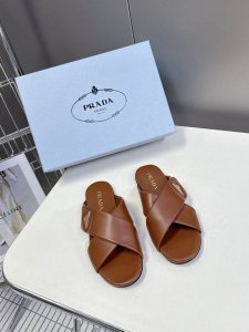 prada 普拉达交叉博肯面包鞋 25春夏新款拖鞋魔术贴三角扣面包包头半拖鞋 最新走秀系列 经典升级 舒适度与时髦度并存 每个颜色搭配都好看，设计搭配不同风格需
