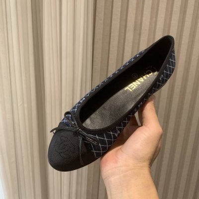 chane* 小香经典拼色蝴蝶结芭蕾舞鞋 永恒的经典 名媛气质十足 香奶奶是时尚界当仁不让的领头人物 想必看到它的样子已经再熟悉不过了 我对这个鞋型一直是情有独