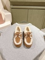 MIUMIU 缪缪新款美式复古风羊毛一体豆豆鞋~ 不得不入的一款～休闲时尚，简约高级 随意搭配上脚非常舒适，年度必入款！ 专柜最新走秀款运动小白鞋国内外博主刷爆