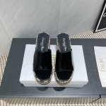 出厂: 独家顶级版本 Dior 迪奥 25Ss 夏季高版本新款凉鞋. 圆头厚底凉拖 简约超级百搭. 上脚完美奢华可任意搭配春夏服饰. 脚感更是舒适！材质原版完美