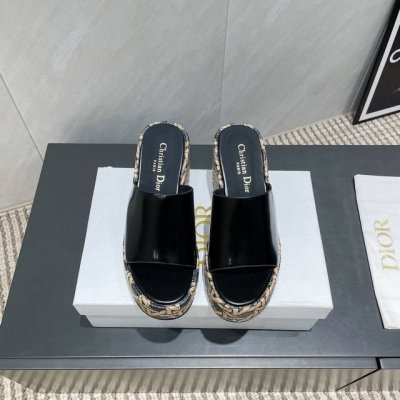出厂: 独家顶级版本 Dior 迪奥 25Ss 夏季高版本新款凉鞋. 圆头厚底凉拖 简约超级百搭. 上脚完美奢华可任意搭配春夏服饰. 脚感更是舒适！材质原版完美