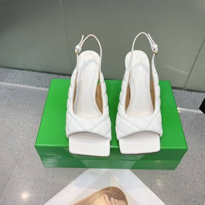 Bottega Venetabv鱼嘴方头凉鞋 面料内部添加高弹舒适海绵 电脑绣花车经典方格 个性舒适而不臃肿 内里选用小羊皮 舒适高端 高跟设计 符合人体工程学