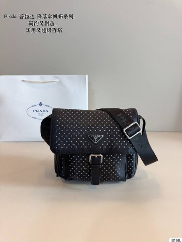 普拉达prada 降落伞邮差包 尼龙材质耐造耐磨设计简约 包身轻便 日常造不心疼黑色万年长青款 上身酷！时髦！尺寸：22*8*20Cm