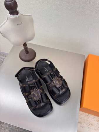 l驴 厚底沙滩凉鞋 高版本 配飞机盒 高品质 无瑕疵 4种配色 黑牛皮 老花材料 Lv 打造 使得 Lv 仍能为创作者 青年玩家 提供惊艳和渴望 4 种款新配色 - 点击图像关闭