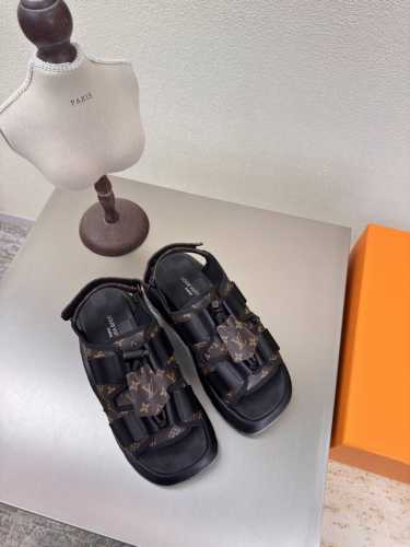 l驴 厚底沙滩凉鞋 高版本 配飞机盒 高品质 无瑕疵 4种配色 黑牛皮 老花材料 Lv 打造 使得 Lv 仍能为创作者 青年玩家 提供惊艳和渴望 4 种款新配色