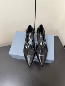 Prada 25ss 早春新款绝美尖头跟鞋 时尚界久违的极简之美经典时尚配色 毫不费力的优雅风来袭 时髦 精致 绝美 包头尖头 开边珠外穿时尚气质简约新款日常拖