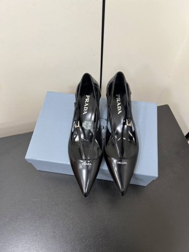 Prada 25ss 早春新款绝美尖头跟鞋 时尚界久违的极简之美经典时尚配色 毫不费力的优雅风来袭 时髦 精致 绝美 包头尖头 开边珠外穿时尚气质简约新款日常拖