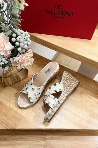 valentino Garavani 荔枝牛皮系带坡跟凉鞋 - 金属效果工艺处理铆钉装饰 - 麻绳包裹坡跟 - 露趾坡跟凉鞋 - 坡跟防水台 - 意大利制造 -
