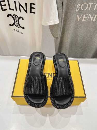 高版本出厂330 Fendi*芬迪25Ss新款 Ff雕塑小矮跟金属鞋跟休闲拖鞋凉鞋 Zp购入对比定制，宽饰带凉鞋，彩色纳帕羊皮材质。雕塑感鞋跟，饰有金色饰面金属