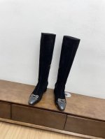 SF salvatore Ferragamo 秋冬新品上新！菲拉格慕Gancini双马蹄扣粗跟长靴 气质非常柔软，上脚简直舒服到不行，靴扣位置采用双马蹄扣做装饰