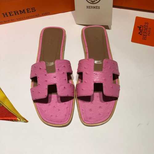 顶级品质 上新hermes 平底 鸵鸟纹 超级有档次的一款贵妇h拖鞋，绝对人手一对。 100%购入正品1：1定制，楦型、原模具、皮料，都专为这款而定制的。 Ps