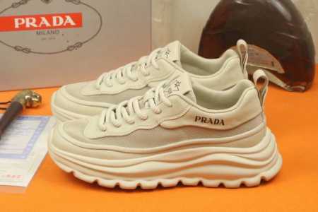 工厂价 高品质 Prada 普拉达新款上市著名奢侈品牌，专柜同步更新，意大利男鞋时尚杂志季刊封面主推款！鞋面采用意大利进口牛皮搭配透气网布面料制作，透气网布内里 - 点击图像关闭