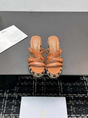 Dior迪奥D家2025Ss春夏新款仙女风坡跟厚底拖鞋 1:1原版复刻 市面上最高版本 各路时尚博主刷爆小红书！超时髦又充满高级感的单品！轻松打造造高端Look - 点击图像关闭
