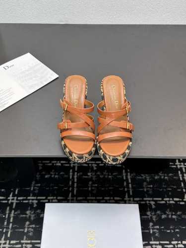 Dior迪奥D家2025Ss春夏新款仙女风坡跟厚底拖鞋 1:1原版复刻 市面上最高版本 各路时尚博主刷爆小红书！超时髦又充满高级感的单品！轻松打造造高端Look