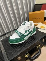 出厂价Pp： 高版本情侣款L家官网同步 秋冬新款火爆上市，这款Neo Run Away运动鞋的灵感源自跑鞋，将Lv标志性的必备鞋款融入潮流，该版本原版1：1复制