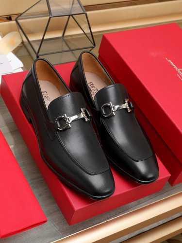 工厂 Ferragamo 最新高端顶端品牌奢侈～代购，顶级～质量。新時尚商务男鞋鞋面選用原版头层小牛皮牛皮内里，精细做工。原版个性时尚柔软组合耐磨防滑大底，上脚