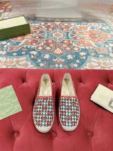 Gucci 早春女士gg装饰园头古奇草编平底新款渔夫拖鞋 全皮鞋面logo款，官网同步，永不过时，超级舒适。 经典条纹logo，绗缝帆布徽标轻便草编麻底渔夫鞋。