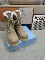 顶级版本 PRADA 普拉达秋冬新款厚底高帮雪地靴鞋这款牛筋底上脚非常舒适，今年非常爆，穿上 增高 休闲两不误，清爽的表现足以表达对鞋子的个个细节的把控， 面料