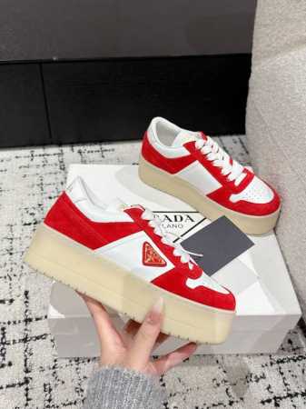Prada 普拉达 25 最新Downtown Bold系列 厚底 三角标 休闲 小白鞋运动风设计搭配精致细节。采用穿孔皮革打造，个性的厚底呈现别具一格的现代风 - 点击图像关闭
